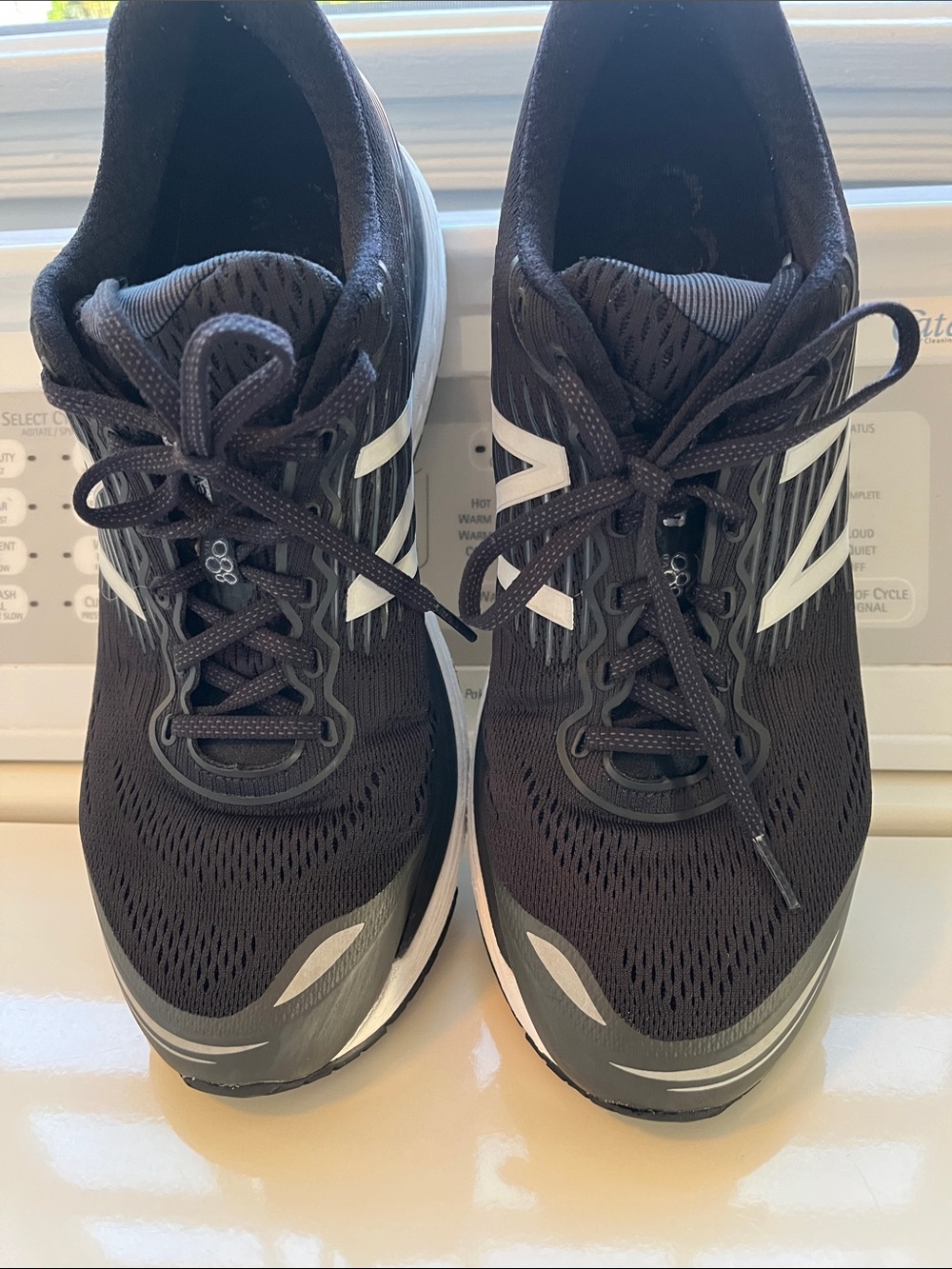 New Balance Men's Black and White Athletic Running Shoes